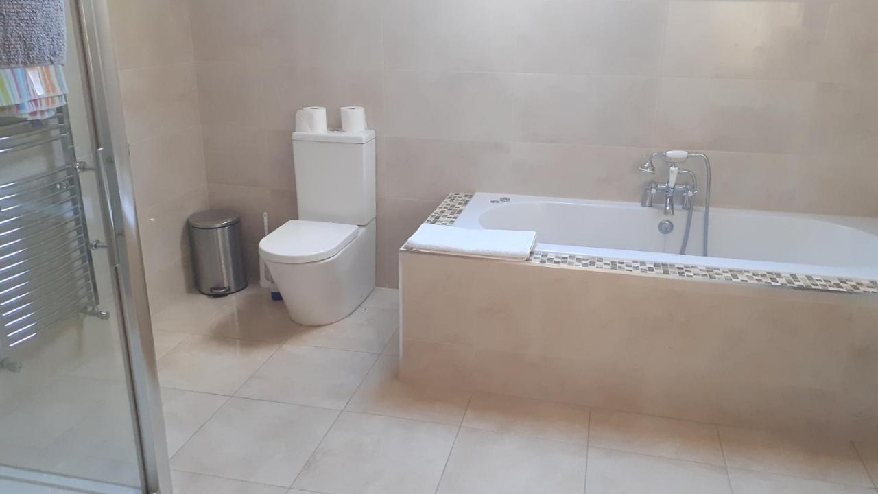 Single Or Twin Room In Lovely Country Residence Nobber Bagian luar foto